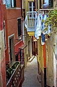 Liguria - Le Cinque Terre. Il Sentiero Verdeazzurro da Vernazza a Riomaggiore. Stretto carruggio a Vernazza.
